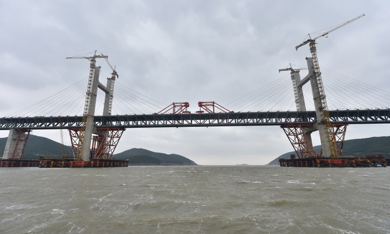 12月28日，平潭海峡公铁两用大桥大小练岛水道桥钢桁梁合龙。（新华社记者 林善传 摄）
