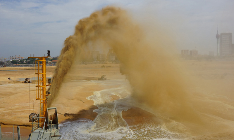 图为2017年12月16日，在斯里兰卡科伦坡港口城项目施工现场，来自中国的“万顷沙”号耙吸挖泥船正在吹沙。（新华社记者 唐璐 摄）