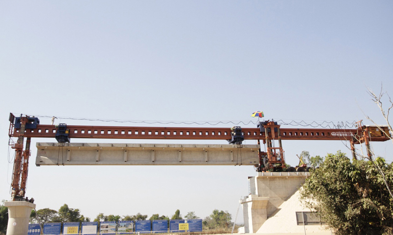 2月9日，中老铁路全线最长桥梁楠科内河特大桥开始架梁施工。图为在老挝首都万象拍摄的楠科内河特大桥架梁施工现场。新华社发（臧衡 摄）
