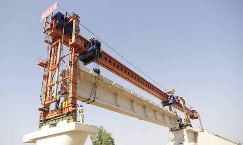 楠科内河特大桥位于老挝首都万象，桥梁全长7506.3米，由中国中铁二局承建。图为2月9日在老挝首都万象拍摄的楠科内河特大桥架梁施工现场。新华社发（臧衡 摄）