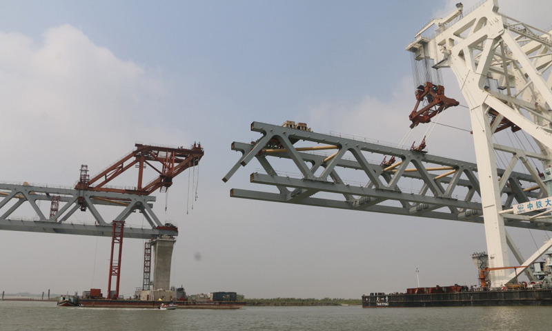 图为2月20日，在孟加拉国帕德玛河上，中国建造的万吨级中心架梁起重船“天一号”将总重超过3000吨的钢梁架设到桥墩上。新华社发（段永红 摄）