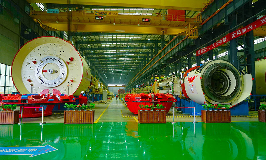 日前，广州市轨道交通18号和22号线40台盾构机陆续在中国铁建重工集团有限公司长沙第二产业园生产。图为盾构机生产车间一隅。（李滨 摄）