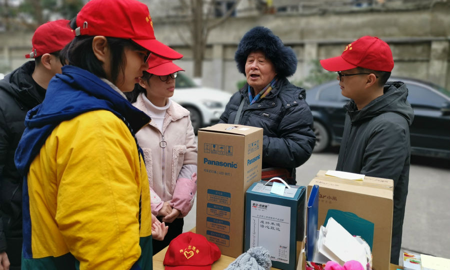 中国航发涡轮院组织青年将闲置家电、生活用品等进行义卖，将义卖所得收益用于捐助贫困地区的学生。