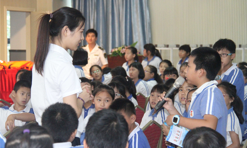 何倩倩还担任了深圳南山海事局特聘讲师，多次参与海事局组织的水上安全进校园活动，与学生分享工作中的知识与体验。（苏家伟 摄）
