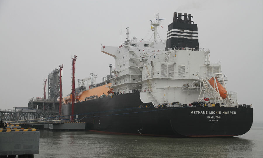 开春以来，中国海油各条战线加紧耕耘，呈现出一片繁忙景象。3月5日，“米奇哈珀”LNG（液化天然气）船顺利卸载7.34万吨LNG后安全驶离天津LNG码头。至此，天津LNG今年已累计接卸LNG船14艘，首次在第一季度实现外输量突破百万吨。2019年，天津LNG围绕“高质量发展”的要求提早筹划、加速“春耕”，明确重点任务、工作目标、时间节点和责任人，为完成全年任务目标打好基础。（陆祎辰 摄）