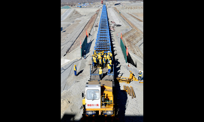 3月8日，拉林铁路香嘎山隧道首对500米长钢轨平稳铺设在无砟道床上，标志着拉林铁路2019年铺架正式开始。图为香嘎山隧道长钢轨铺设现场。