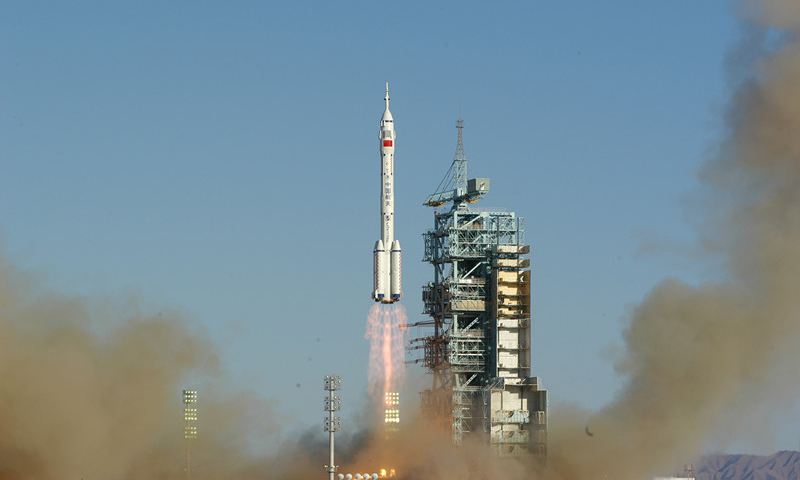 图为2003年10月15日，长征二号F运载火箭成功将载有中国首位航天员的神舟五号飞船送入太空，航天员杨利伟首次进入太空并安全返回，实现了中华民族“飞天梦”。
