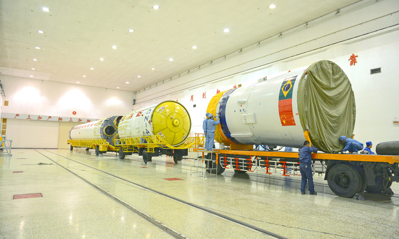 2014年2月7日，长征四号乙运载火箭成功发射中国与巴西共同研制的资源一号04星。这是长征系列运载火箭的第200次发射。图为工作人员为火箭发射做准备。