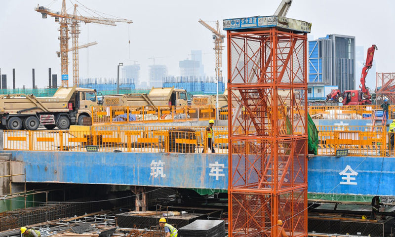 3月15日，工人在深圳前海蛇口自贸区10号冷站建设现场施工。该冷站建成运营后，周边的楼宇将由这里集中供冷。（新华社记者 刘大伟 摄）