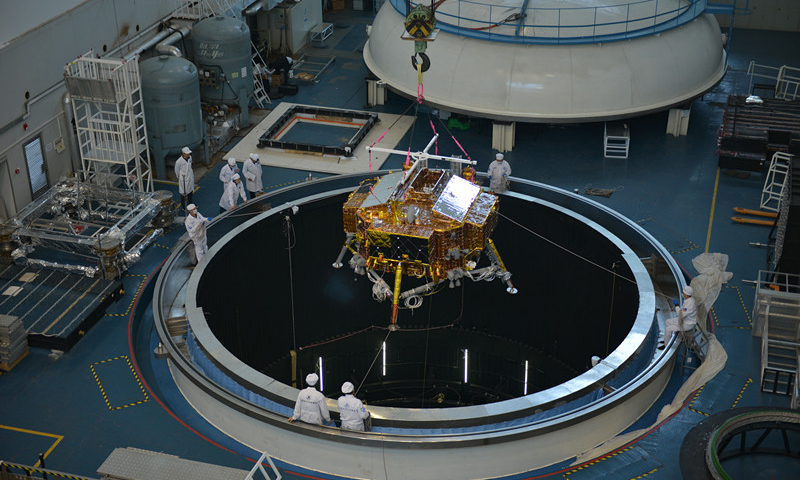 嫦娥四号探测器2018年12月8日发射升空，并于12月12日进入绕月轨道。2019年1月3日，探测器已经顺利降落到月球表面，实现了人类首次月球背面软着陆。嫦娥四号探测器成功落月，经历了无数次研制实验，凝聚的是科研人员多年的心血。图为嫦娥四号着陆器吊装进入空间环境模拟器，准备做热真空试验。