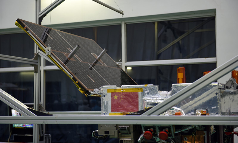 图为玉兔二号巡视器太阳翼专项试验现场。