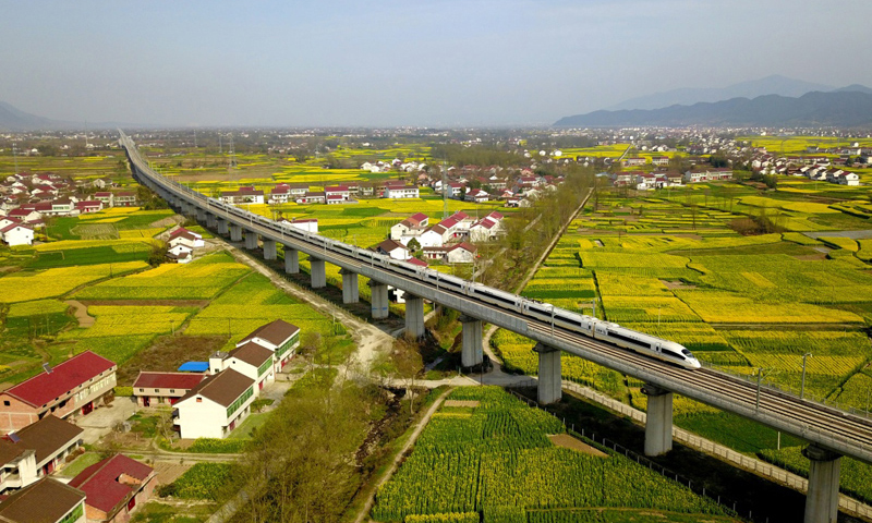 图为3月20日，动车组列车行驶在西成高铁陕西汉中段。新华社发（唐振江 摄）
