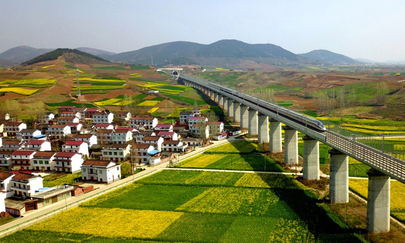 图为3月20日，动车组列车行驶在西成高铁陕西汉中洋县段。新华社发（唐振江 摄）
