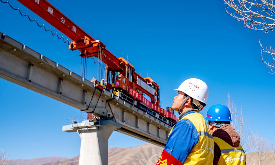 为安全架设拉林铁路声屏障桥梁，该项目部组建专业检修队伍，对架桥机进行全面、系统地检修，确保桥梁自重增大后，架桥机能安全顺利的架设桥梁。图为现场安全员在桥下检查架设情况。