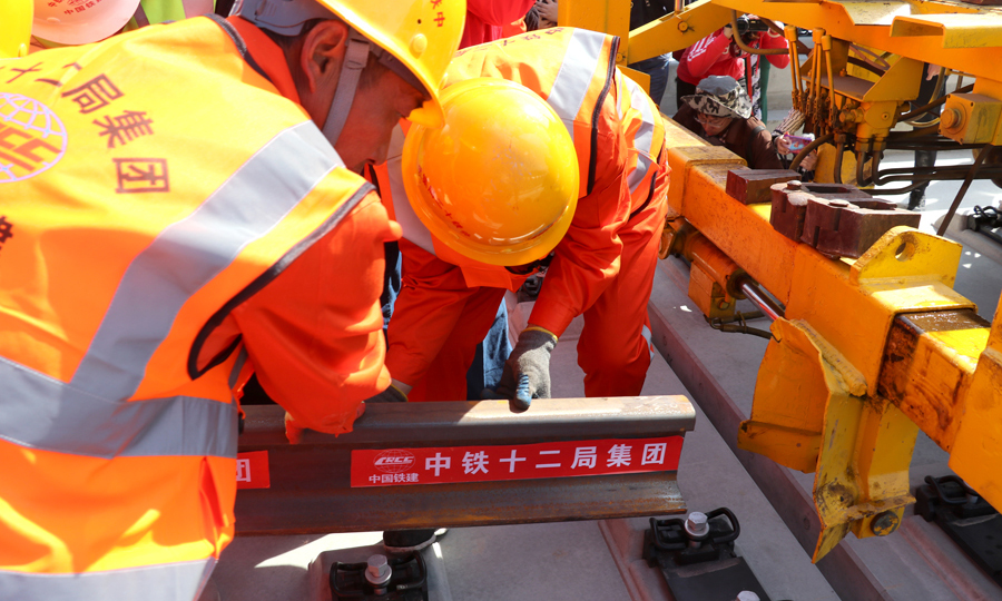 此次铺轨作业，建设者采用了国内铺轨作业领先的运输调度智能化控制平台，实现了铺轨作业运输调度指挥信息化、机车运行监控实时化、施工安全管理系统化、统计分析自动化四大目标。按照施工计划，预计7月份京雄城际铁路（北京段）将进入试运行调试阶段，9月份与北京大兴国际机场同步开通运营。届时，旅客搭乘高铁列车从北京西站出发到大兴国际机场仅需20分钟的时间。图为牵引车连挂长轨。