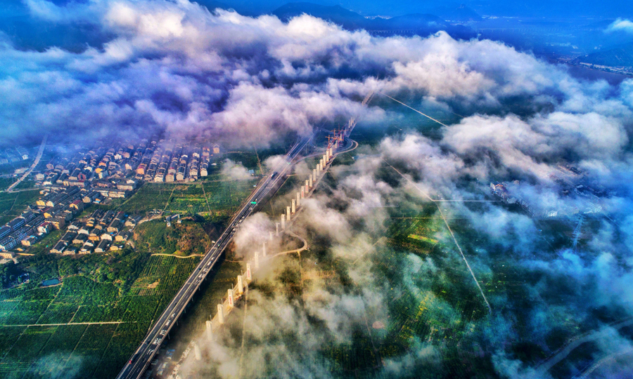 金台铁路由中国铁建所属中铁十一局二公司承建。这次主跨合龙的灵江特大桥全长4298.82米，共998根桩基，109个墩台，大桥主跨为（92+3×152+92）米的连续梁，是目前国内单线铁路中跨度较大的连续梁——钢管拱桥。图为灵江特大桥全景。