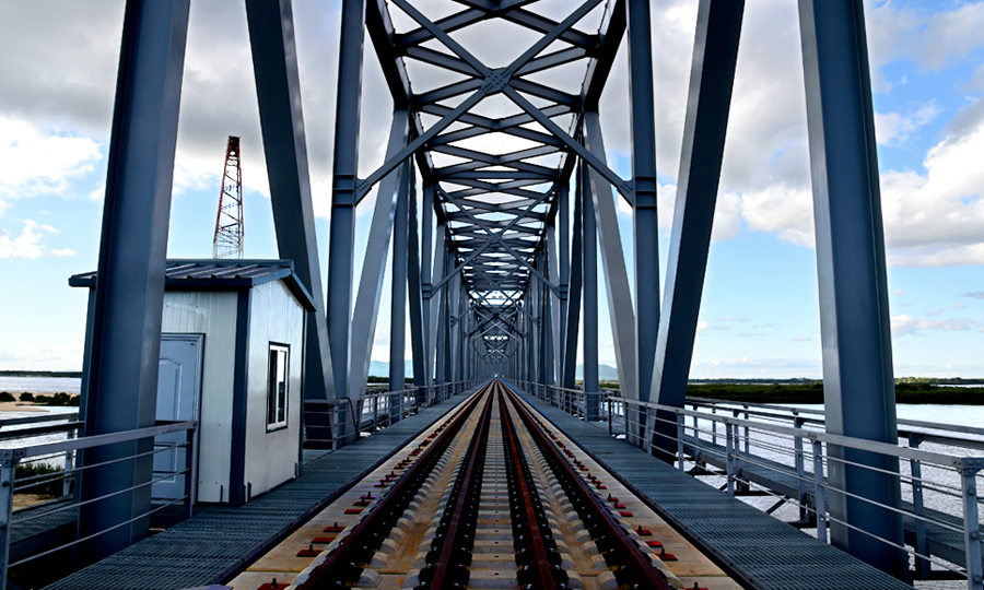 大桥建成通车后，将使国内铁路与俄远东地区至西伯利亚铁路相连，增加一条连俄通欧国际大通道，对推动中俄经贸交流合作，深度融入“一带一路”共建，助力“一带一路”经济建设发挥重大作用。图为中国铁建大桥局四公司同江中俄铁路大桥轨道板及钢轨施工已完成段。