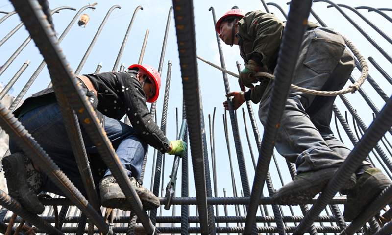 图为5月30日，工人在乌东德水电站大坝主体工程上施工。（新华社记者 陈晔华 摄）
