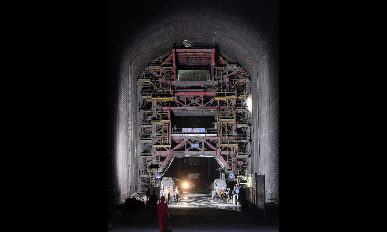 图为5月31日，乌东德水电站泄洪洞中的钢模台车施工现场。（新华社记者 陈晔华 摄）