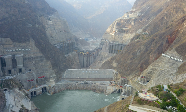 图为5月30日，无人机拍摄的建设中的乌东德水电站全景。（新华社记者 陈晔华 摄）