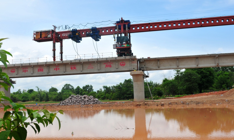随着一片32米曲线T梁在老挝首都万象楠科内河特大桥两座桥墩上成功落定，中国中铁二局承建的中老铁路全线最长桥梁架梁施工1日圆满完成。图为6月1日拍摄的楠科内河特大桥。（新华社记者 章建华 摄）