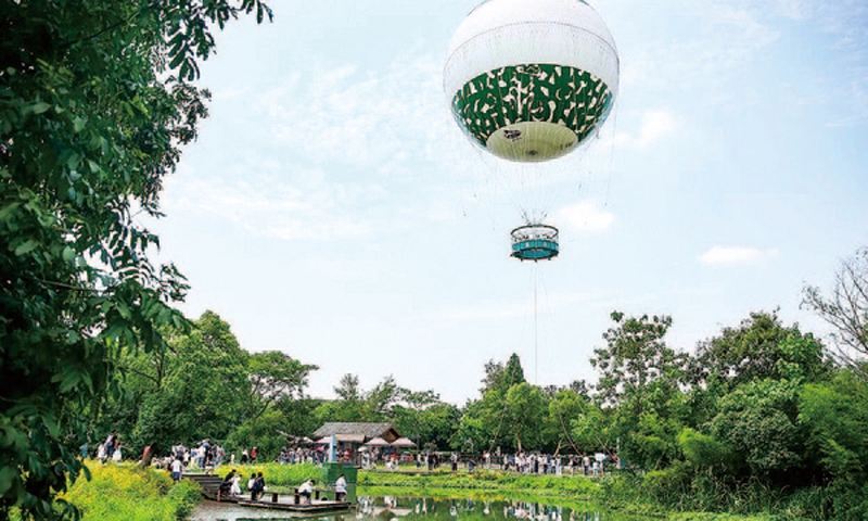 今年端午小长假期间，航空工业特飞所自主研制开发的全国首款SZ300“云中漫步”载人观光系留气球在杭州市西溪湿地公园内升空，吸引了游客的目光。SZ300载人观光系留气球是一款无动力类大型游乐设施，其内充氦气，可搭载一名工作人员和28名游客升空至150米的空中，360度全方位俯瞰周边的山川、田园、湖泊等自然风光。
