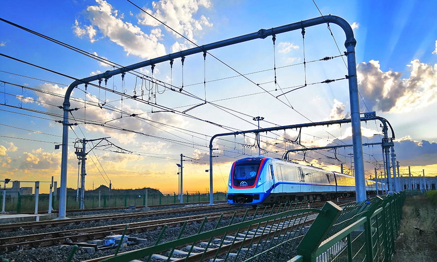 6月28日，随着首发列车从乌鲁木齐市百园路车辆段驶出，由中国铁建参与设计建设的乌鲁木齐轨道交通1号线全线开通试运营，该工程是新疆首条轨道交通线路。图为新疆首条地铁开通，地铁从车辆段始发。