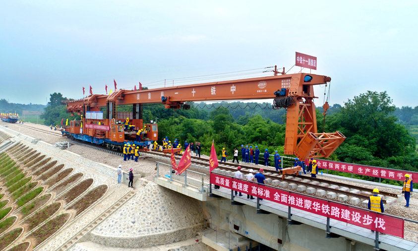 7月2日零点，随着最后一段长钢轨铺到江西省吉安站接轨点，世界上一次建成里程最长的重载铁路和国内规模最大的运煤专线——蒙华铁路全线铺轨完成，为2019年10月1日全线通车奠定了坚实基础。图为中铁十一局铺轨施工现场。