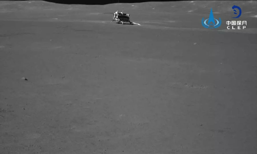 嫦娥四号着陆器和“玉兔二号”巡视器完成第七月昼工作，再次迎来月夜。7月9日9时，嫦娥四号着陆器按地面指令完成月夜模式设置，进入月夜休眠。随后，“玉兔二号”巡视器于7月9日9时10分进入“梦乡”。图为嫦娥四号着陆器工作画面。 