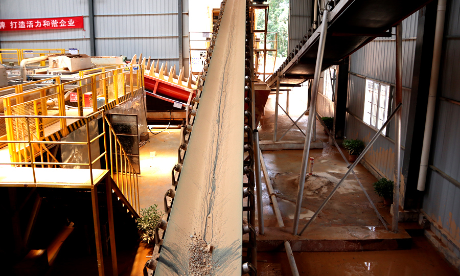 该项目建立盾构渣土环保处理系统不仅可以处理渣土淤泥，还能将处理后的合格碎石、清水重复利用，可谓一举多得。图为盾构渣土环保处理系统砂石料皮带传送机。（杨盼龙 摄）