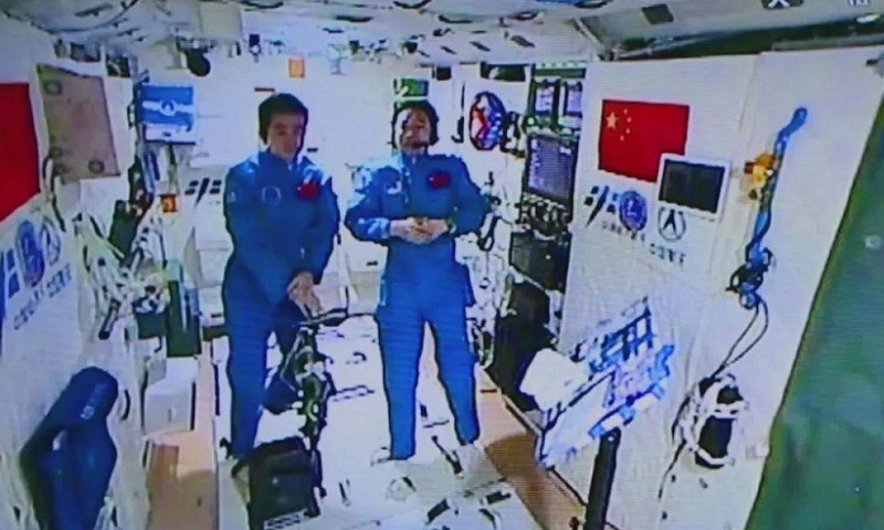 2016年11月15日，新华社太空特约记者、航天员景海鹏(右)和陈冬在天宫二号首次接受“天地采访”。新华社发（中国航天员中心提供）