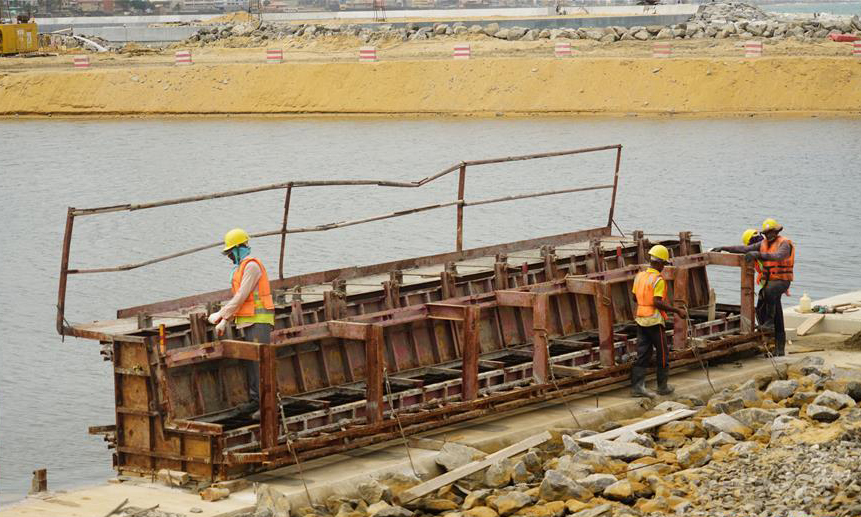 图为7月22日，当地工人在斯里兰卡科伦坡港口城景观水道区域准备安装安全护栏。（新华社记者 唐璐 摄）