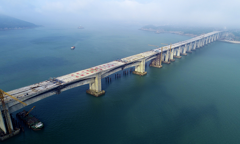 平潭海峡公铁两用大桥是我国第一座公铁两用跨海大桥，也是世界在建难度最大的海峡大桥。图为平潭海峡公铁两用大桥最后一个连续刚构公路梁合龙。