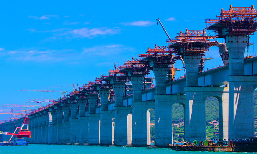 据了解，该桥所在的平潭海峡，为世界三大风口海域之一，被称为“建桥禁区”，具有风大、浪高、水深、流急等特点。其中，由中国铁建大桥局承建的平潭海峡公铁两用大桥北东口水道段全部为钢筋混凝土结构，每年有效施工时间不足120天。图为建设中的平潭海峡公铁两用大桥。