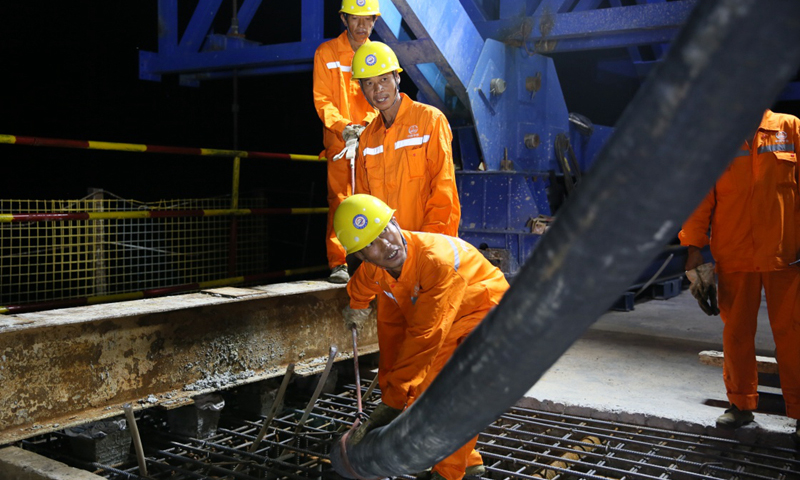 图为7月28日，中国中铁八局建设者在中老铁路老挝琅勃拉邦湄公河特大桥上向最后一个合龙节段浇筑混凝土，进行大桥合龙工作。新华社发（熊天泽 摄）