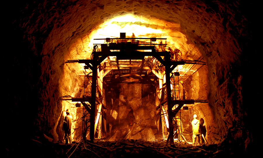 长距离单洞施工作业带来的更大挑战是洞内含氧量仅为平原地区的19%。施工中，该项目实施1.5小时换班作业制，在隧道内放置冰块，以破解高温造成作业人员体力消耗过大的难题。图为拉林铁路布喀木隧道掌子面施工场景。