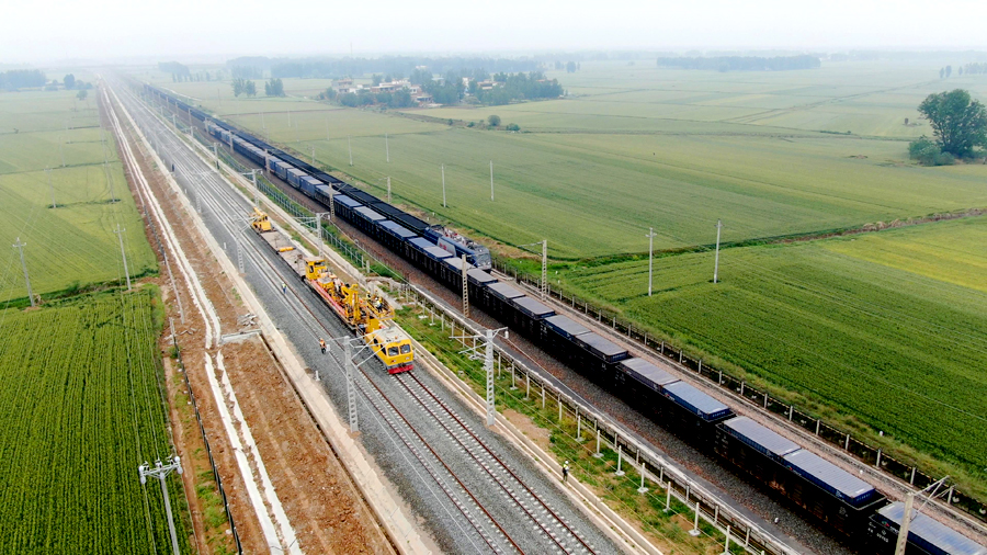 浩吉铁路全长1800余公里，设计最高时速120公里，规划年运煤能力2亿吨，跨越蒙、陕、晋、豫、鄂、湘、赣7省区，是继大秦铁路之后国内又一条超长距离运煤大通道。
