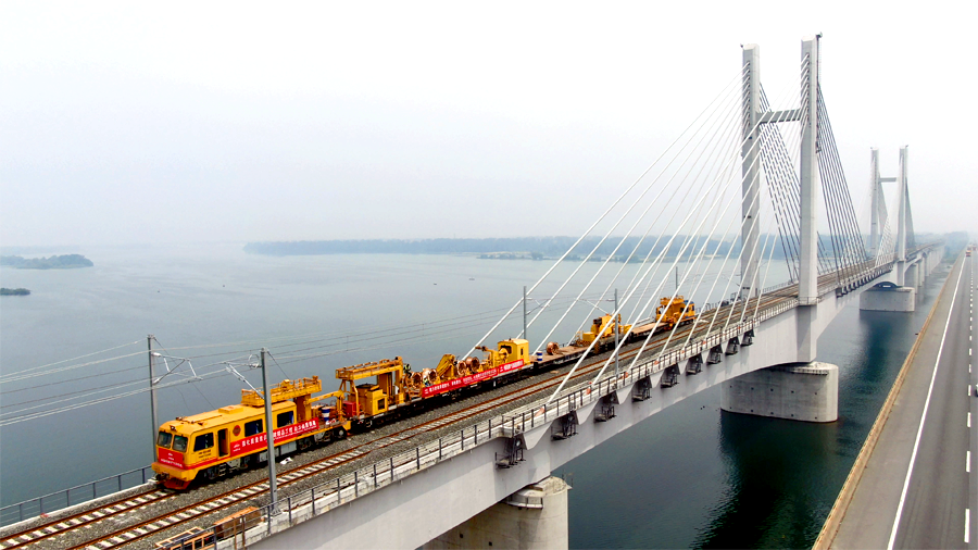 据悉，浩吉铁路连接蒙陕甘宁能源“金三角”地区，贯穿长江中游城市群，衔接多条煤炭集疏运线路，是“北煤南运”新的国家战略运输通道。浩吉铁路开通运营后，每趟列车可以编挂160节车厢，替代30吨的载货汽车约320辆，将大大提高运输效率，对华中地区和长江中游城市群建设与经济发展具有重要战略意义。