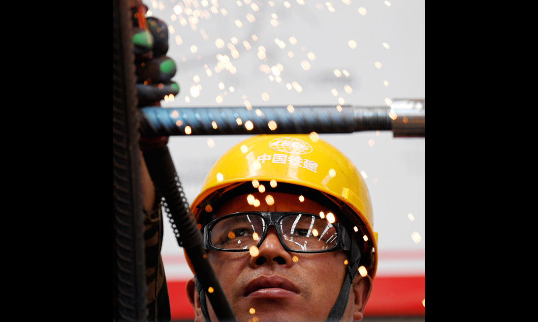 10月13日，中国铁建十九局山海高速项目部的施工人员在三亚海棠湾施工现场焊接钢材。（新华社记者 赵颖全 摄）