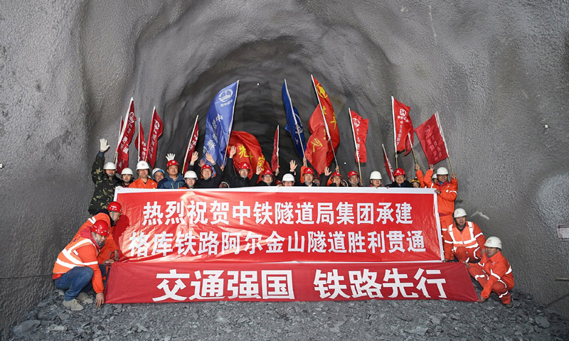 11月19日11时30分，随着一声爆破，格库铁路（青海格尔木—新疆库尔勒）控制性工程、历时约3年半建造的阿尔金山特长隧道正式贯通。图为工作人员庆祝阿尔金山隧道贯通。。（新华社记者 宋彦桦 摄）
