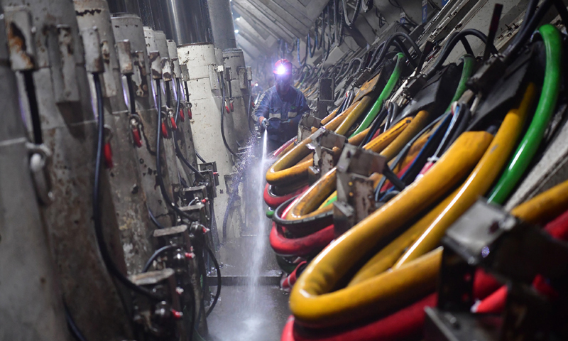 图为11月26日，在上湾煤矿12402综采面内，工作人员对液压支架区域进行冲洗清洁。（新华社记者 邵瑞 摄）