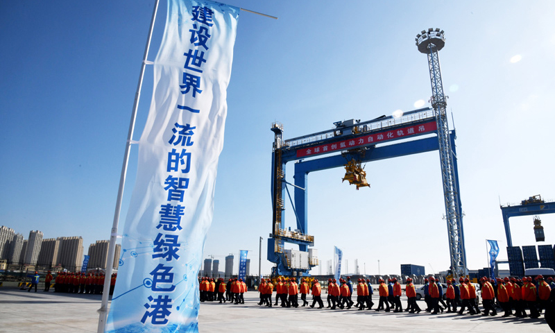 图为11月28日在青岛港全自动化码头（二期）现场拍摄的氢动力自动化轨道吊。（新华社记者 李紫恒 摄）