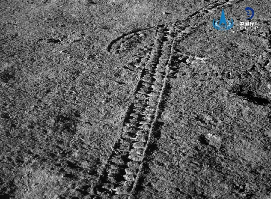 “玉兔二号”月球车于20日18时43分收到正常遥测信号，成功自主唤醒，科学载荷开机正常，继续月球漫步旅程。在几天前，“玉兔二号”月球车打破一项尘封达49年之久的世界纪录，成为人类在月面工作时间最长的月球车。此前该记录由前苏联的“月球车一号”保持。“月球车一号”是世界上第一台无人驾驶月球车，在月面累计工作大约10个月。目前，嫦娥四号着陆器和“玉兔二号”月球车均状态平稳，工作正常。