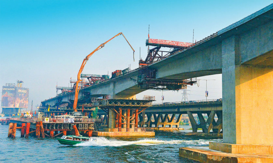 日前，由中国铁建所属中国土木承建的西非首座铁路跨海桥——拉各斯轻轨跨海桥连续梁顺利合龙。该桥是尼日利亚拉各斯轻轨全线技术难度最高、施工难度最大的工程，也是西非首座采用深水桩、大跨连续刚构梁挂篮施工的桥梁。图为拉各斯轻轨跨海桥连续梁合龙现场。（杨鸿杰 摄）