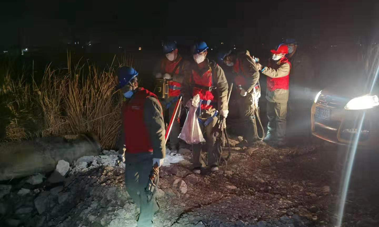 1月31日1时15分，国家电网湖北鄂州供电公司7名抢修队员完成35千伏沼太线的线夹故障抢修，保障梁子湖区太和镇14家肺炎诊疗机构和6万居民的可靠用电。1月30日19时，鄂州供电公司输电巡线人员陈杰在巡视沼太线过程中，发现46号铁塔C相线夹铜铝结合部位断裂。如果不及时抢修，会对太和镇的肺炎诊疗机构和居民用电造成严重影响。