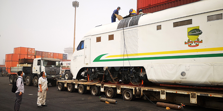 中国铁建所属中国土木尼日利亚公司一手抓防控疫情，一手抓施工生产，确保两不误。日前，由中国土木采购的10台新型客运机车和16辆动车组车厢，顺利从中国运抵尼日利亚，为中国土木拉伊铁路和阿卡铁路项目运营再添“新兵”。2月9日，部分机车抵达尼日利亚拉伊铁路帕帕兰多基地。为防控疫情，中国土木从国内派出的工作人员隔离14天，于2月12日解除隔离。图为机车运抵尼日利亚拉各斯港。（杨秋林 摄）