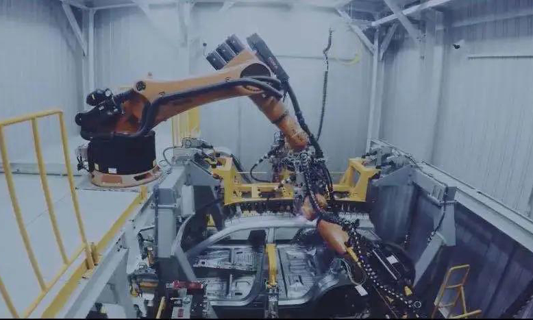 长安汽车渝北工厂焊接车间的一条生产线上就有近百台机器人挥舞着手臂，将1000多个零部件逐一组装成完整的车身。同样年产40万辆车身的机械化焊接车间需要2000人左右，但我们用了363台机器人、自动化率达到73%，只需600人左右。