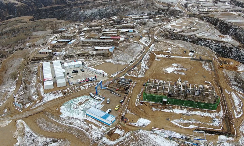 3月26日，在中国能建山西电建承建的五寨杏岭子100兆瓦风电EPC项目现场，建设者克服项目边界长、地形复杂的困难，在“倒春寒”的雨雪天气中紧张施工，努力确保项目年内并网发电。