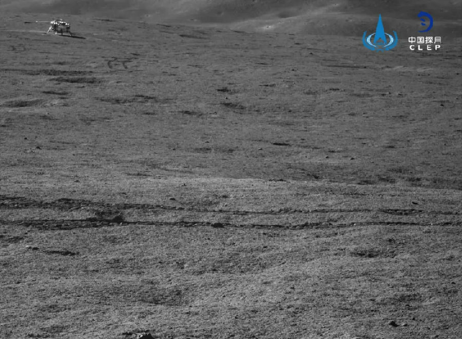 第十六月昼期间，“玉兔二号”月球车搭载的科学载荷开机正常，继续开展月表红外成像、中性原子测量以及巡视路线月球次表层、月壤及月壳浅层结构探测等科学任务。“玉兔二号”月球车按照探测规划路径继续向着陆器西北方向移动，目前，累计行驶里程424.455米。科研人员将在本月夜对探测数据进行科学分析，后续科学成果将及时发布。