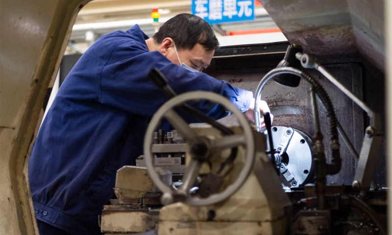 4月3日，工人在位于湖北襄阳的江山重工生产车间工作。新华社发（谢剑飞 摄）